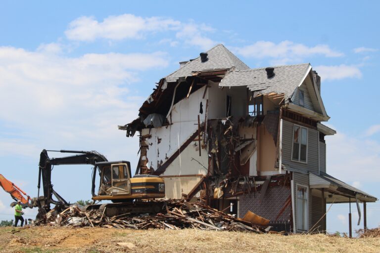Read more about the article Conheça 3 equipamentos para demolição na construção civil
